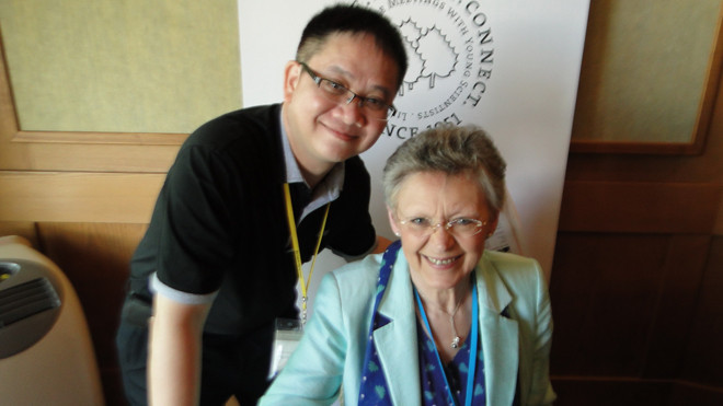 GS FranÇoise Barré-Sinoussi (Pháp, Nobel Y học 2008, bên phải) và PV Tiền Phong tại một buổi phỏng vấn. 