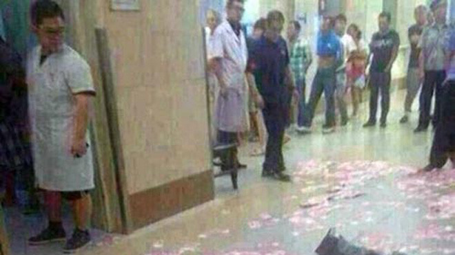 Nam thanh niên ném cả bọc tiền vào mặt bạn gái cũ