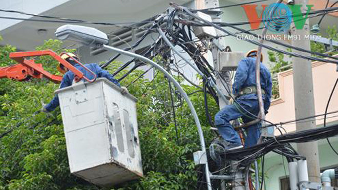 Nhân viên khắc phục sự cố sau vụ điện giật