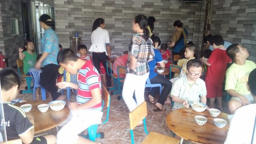 CLIP SỐC: 'Dạy trẻ tự kỷ bằng... khúc cây'