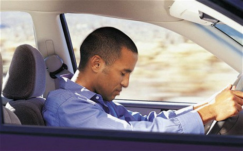 Ngủ gật trong khi lái xe. Ảnh: Lebelik.