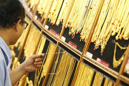 Giới đầu tư tăng bán ra, giá vàng đi ngang