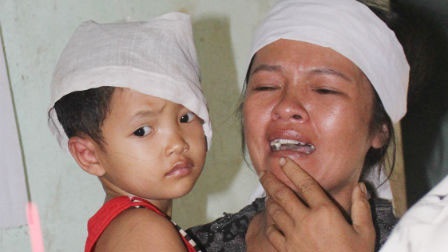 Mẹ bé Hiếu đau đớn trước cái chết bí ẩn của con mình.