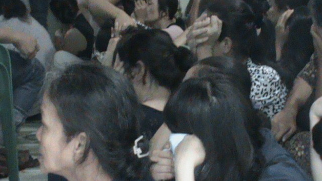 Nhóm người trong sới bạc bị công an bắt giữ. 