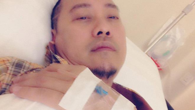 Nhà thiết kế Võ Việt Chung đã hồi tỉnh sau vụ bị giật túi xách, mất 300 triệu đồng. 