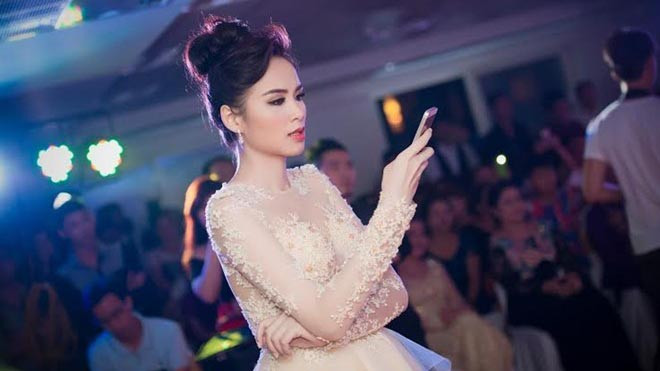 Một trong những lần xuất hiện hiếm hoi của Diễm Hương thời điểm dính nghi án mang bầu.