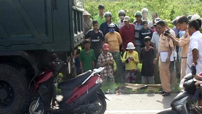 Hiện trường cho thấy xe máy lấn ra khỏi vạch trắng của phần đường dành cho ôtô, xe máy và húc vào đuôi xe ben. Ảnh: Yến Phương