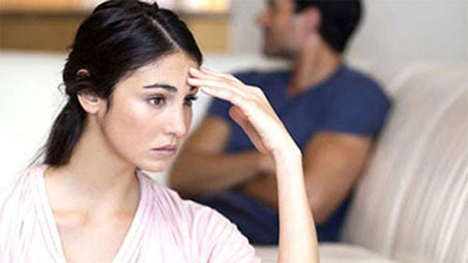 Thấy Nhung săn đón, thích vẻ ngoài hào hoa và cái gia tài nhà anh nên anh cũng chẳng ngại đưa Nhung về làm con dâu cho bố mẹ. (ảnh minh họa)