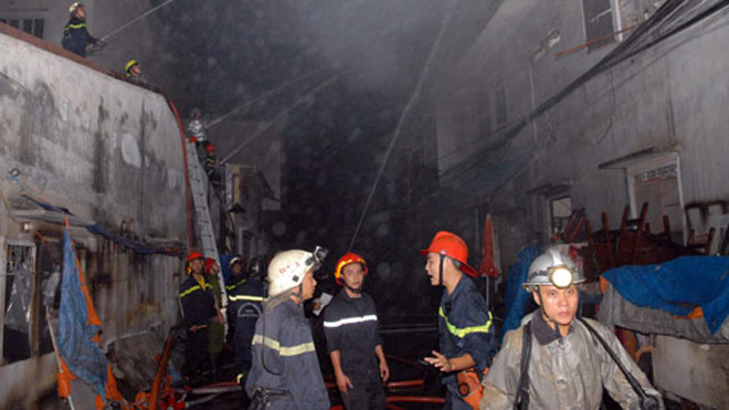 Lực lượng chữa cháy nỗ lực dập lửa (Ảnh: Khám phá)