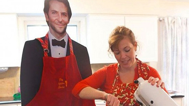 Cô Danielle mang hình nộm vào nhà bếp. Ảnh: Today.com