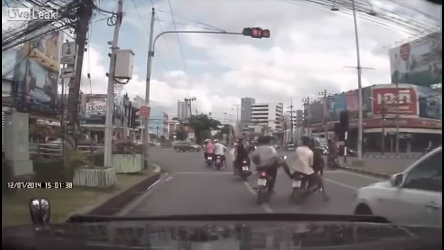 Đạp ngã 2 tên cướp giật tại giao lộ