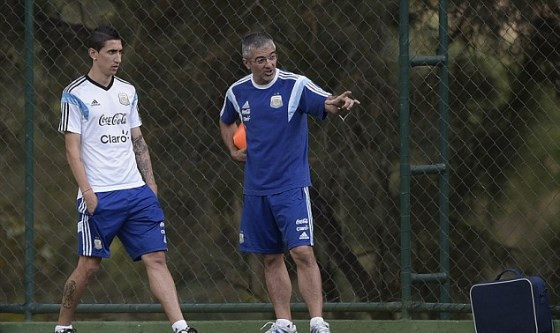 Di Maria tiếp tục các bài tập trên sân tập của Argentina ngày hôm qua - Ảnh: AFP