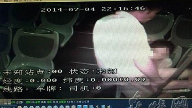 Cảnh tên "yêu râu xanh" ngồi lên người, cưỡng hiếp trắng trợn cô gái trẻ được camera trên xe buýt ghi lại được. 