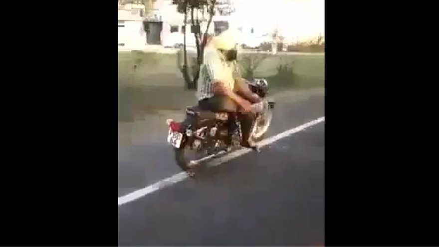 Dân chơi vắt chéo chân, thả tay điều khiển xe máy