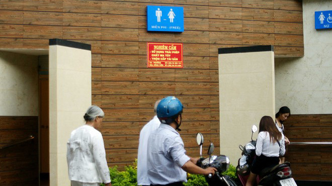 Nhiều người không biết gửi xe ở đâu để vào nhà vệ sinh công cộng tiền tỷ.