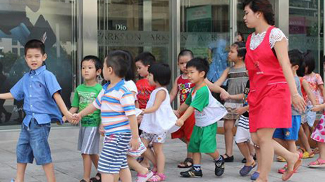 Cảnh báo về tai nạn nghiêm trọng khi để trẻ tự đi thang cuốn, thang máy