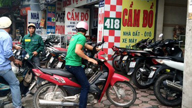 Đồ đạc trong nhà thường xuyên "đội nón ra đi" trong mùa banh vì chồng mê trò đỏ đen. Ảnh: Xahoi. 