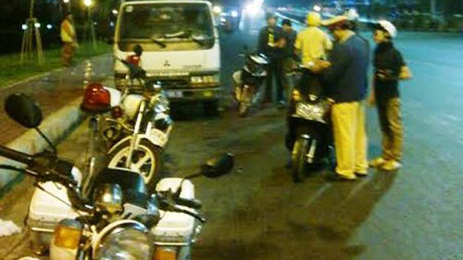 Vợ chồng anh Phương đang yêu cầu tổ CSGT làm rõ vụ việc vợ mình bị chọi "vật lạ" (ảnh nạn nhân cung cấp). 