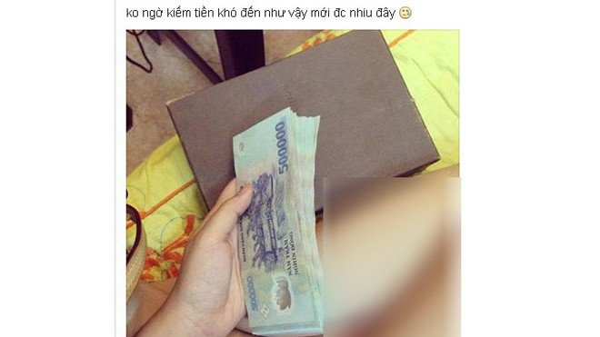 Hình ảnh khoe tiền khi đang ngồi trên giường trong trang phục mát mẻ của cô gái trẻ khiến cô chịu tiếng xấu. 