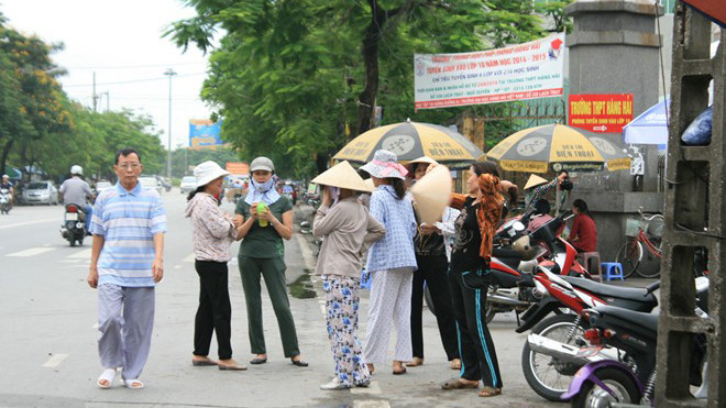 Các chủ nhà trọ tung đủ trò để chèo kéo khách và gây hấn với cá sinh viên tình nguyện. 