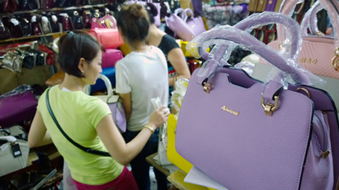 Các tiểu thương cho rằng rất khó để chứng minh nguồn gốc các sản phẩm tại chợ Đồng Xuân vì đa số quá trình nhập hàng không có hóa đơn gốc. Ảnh: Anh Quân