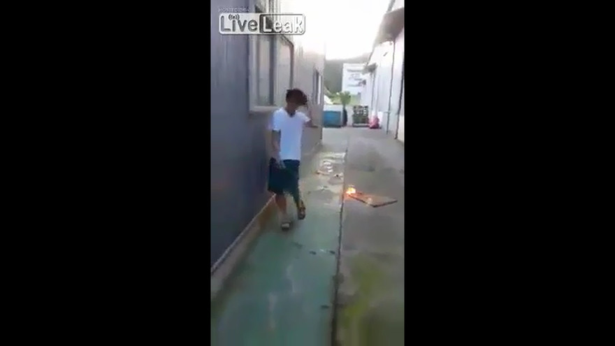 Dùng búa đập nổ tung pin điện thoại 