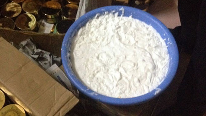 Nguyên liệu sản xuất mỹ phẩm giả bị thu giữ - Ảnh: QLTT cung cấp