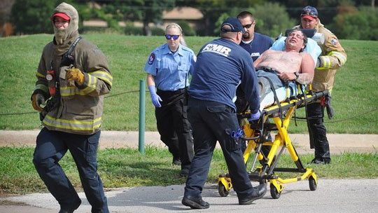 Các nhân viên cứu hộ đưa nạn nhân đi cấp cứu