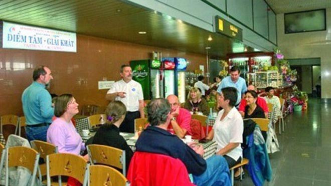 Sân bay Tân Sơn Nhất đã triển khai bán mì gói, trà đá. Ảnh minh họa