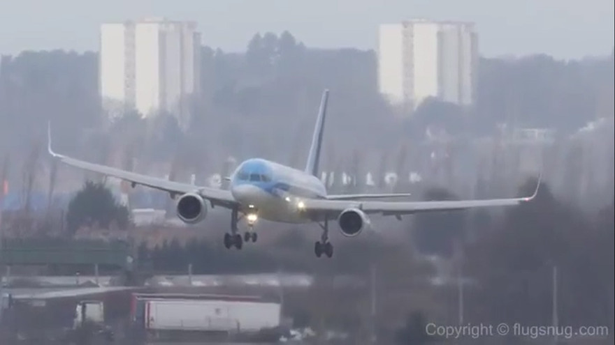 Máy bay chao đảo trong gió, hạ cánh thẳng đứng