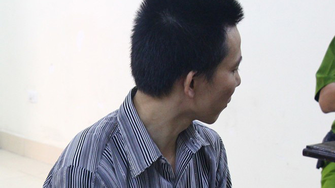 Bị cáo 36 tuổi liên tục tránh mặt khi thấy ống kính phóng viên. 