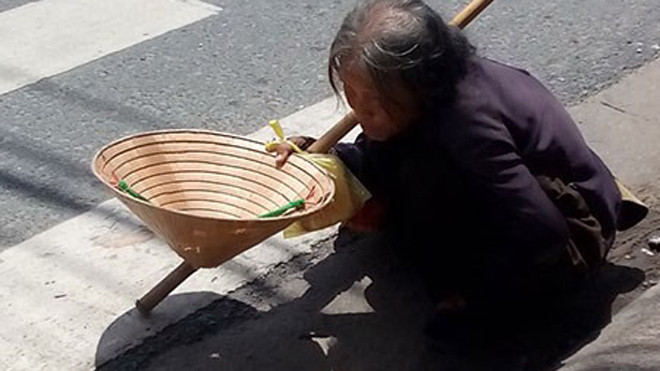 Ông già mù, đứa bé và bà Lương đang đi ăn xin trong khi Thành cho rằng họ đi bán vé số. 