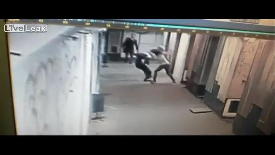 Tên cướp xịt hơi cay vào cô gái bị đánh tơi tả