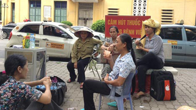 Nhóm ôsin chăm sóc bệnh nhân ở Bệnh viện Việt - Xô trong giờ nghỉ.