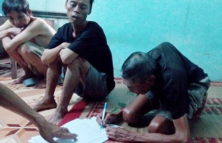 Trong căn phòng trọ, ba người “ăn xin thuê” cho Thành đang kể lại sự việc với cơ quan chức năng. 