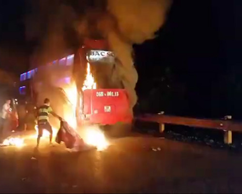 Nhà xe lấy chăn ra dập nhưng vẫn không ngăn được ngọn lửa.