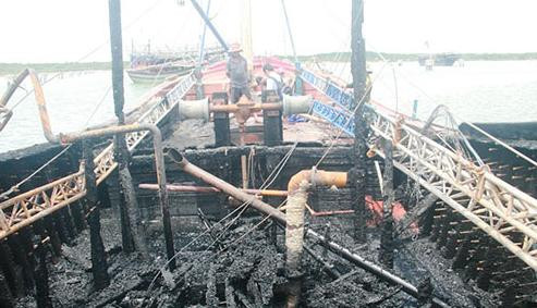 Chiếc tàu có giá trị gần 700 triệu đồng của ngư dân Nguyễn Văn Thi bị thiêu rụi (Ảnh minh họa) 