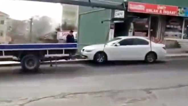 Xe sang BMW bị cần cẩu 'hành hạ'