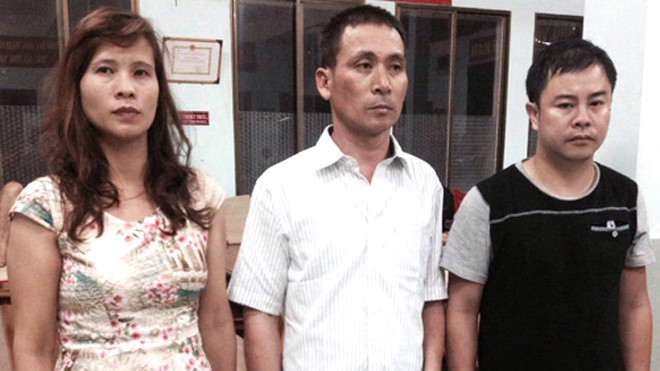 Vợ chồng Hưng, Hằng và Hiếu tại cơ quan điều tra. Ảnh: C.A