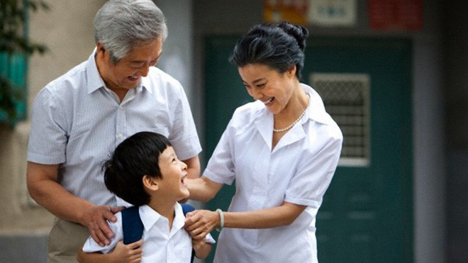 Nếu bố mẹ chồng cô biết đứa bé đó không phải cháu ruột mình, nếu biết cả nhà ông bà chỉ là đối tượng để cô nàng "trót lỡ" là Thư thực hiện mưu hiểm của mình thì không biết họ sẽ đau đớn nhường nào (Ảnh minh họa)