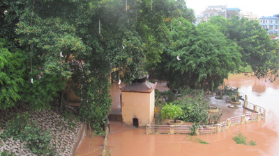 Đền Kỳ Cùng vẫn bị nước lũ bủa vây (ảnh chụp trưa 21/7). Ảnh: Duy Chiến