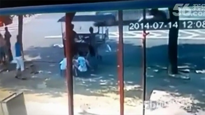 Ghê rợn, lái ô tô kéo lê vợ trên đường