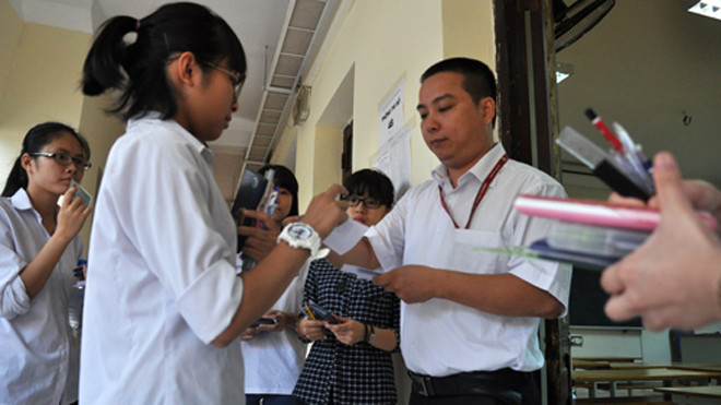 Theo quy định, giám thị cũng không được phép mang điện thoại di động vào phòng thi. Ảnh minh họa: Quý Đoàn (VnExpress).