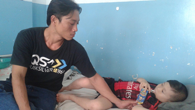 Sau mấy ngày điều trị, sáng 14.7 bệnh nhi L.H.Đ ra viện, nhưng chiều cùng ngày em phát sốt trở lại nên quay lại BV để điều trị tiếp - Ảnh: L.Ngọc