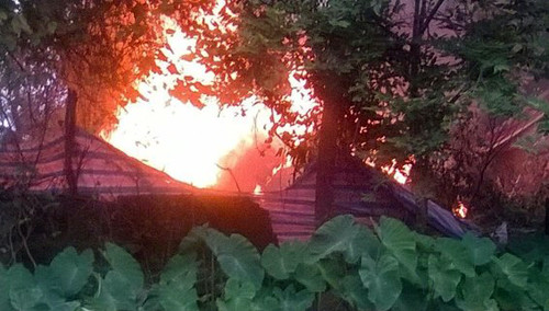 Sau khi rơi xuống, máy bay bốc cháy dữ dội. Ảnh: Độc giả cung cấp.