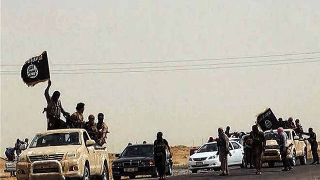 Các tay súng Nhà nước Hồi giáo Iraq và Cận Đông (ISIL) lái xe trên đường phố Salaheddin, miền bắc thủ đô Baghdad, Iraq ảnh: Getty Images 