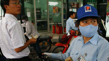 Giảm giá dầu từ 17h chiều nay, xăng giữ nguyên