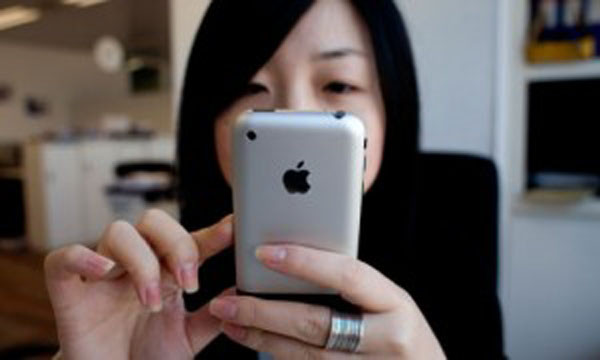 Những chiếc smartphone với nhiều ứng dụng thông minh ngày càng khiến nhiều người sử dụng không thể rời mắt. Ảnh minh họa: Freesun