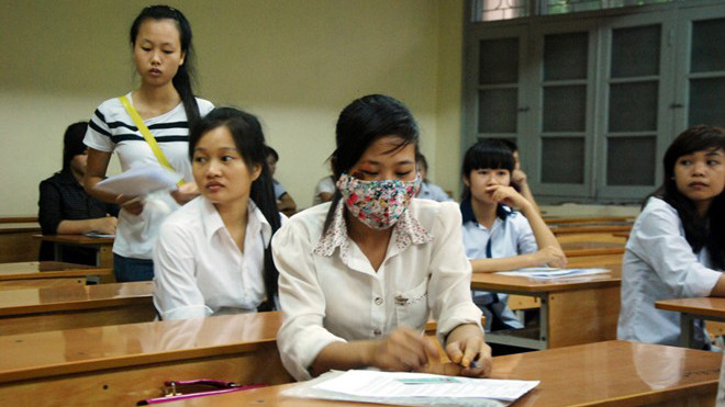 Khuôn mặt nhiều vết thương nên Nhung phải đeo khẩu trang. 