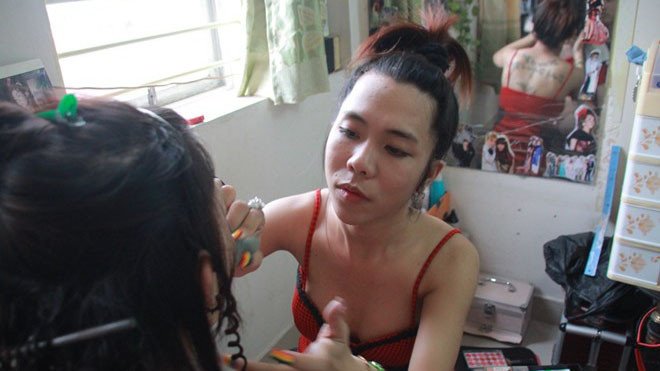 Chấp nhận 'bán mạng' để chuyển giới làm con gái